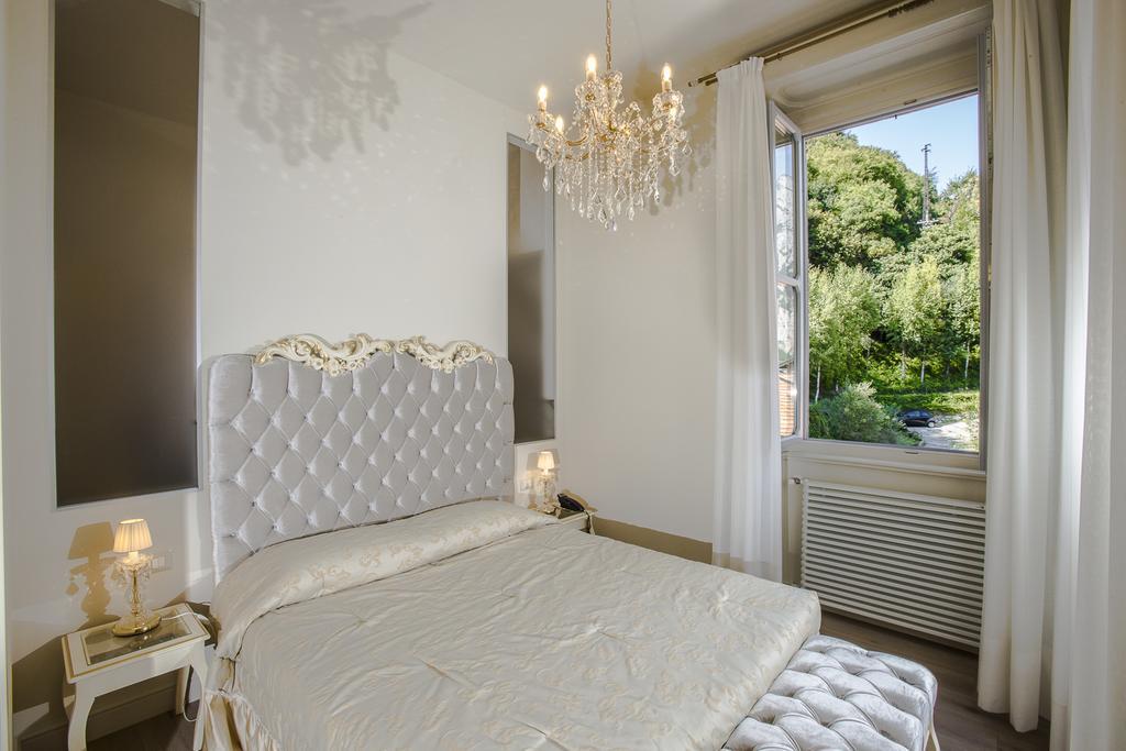 Boutique Hotel Villa Giulia Valmadrera Bagian luar foto
